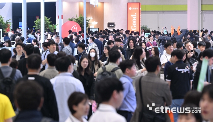 WIS 2025 개막 둘째 날인 25일, 전시장이 관람객들로 인산인해를 이루고 있다. 박지호기자 jihopress@etnews.com