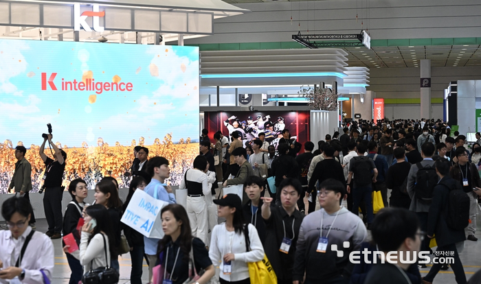 국내 최고 정보통신기술(ICT) 축제 '월드IT쇼(WIS) 2025가 24일 서울 강남구 코엑스에서 열렸다. 전시장이 참관객으로 북적이고 있다.  이동근기자 foto@etnews.com