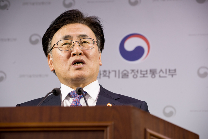 유상임 과학기술정보통신부 장관이 7일 오전 정부세종청사 기자실에서 국정 핵심과제 3월 실적 및 4월 계획을 브리핑하고 있다.