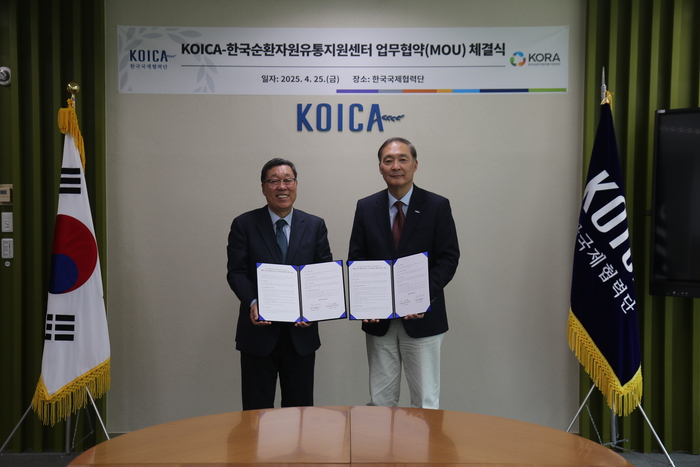 25일 오후, 성남 코이카 본부에서 열린 한국순환자원유통지원센터(KORA)와 한국국제협력단(KOICA)간의 자원순환 및 폐기물 분야 국제개발협력 상호협력을 위한 업무협약(MOU) 체결식에서 이명환 KORA 이사장(왼쪽)과 장원삼 KOICA 이사장이 기념사진을 찍었다.