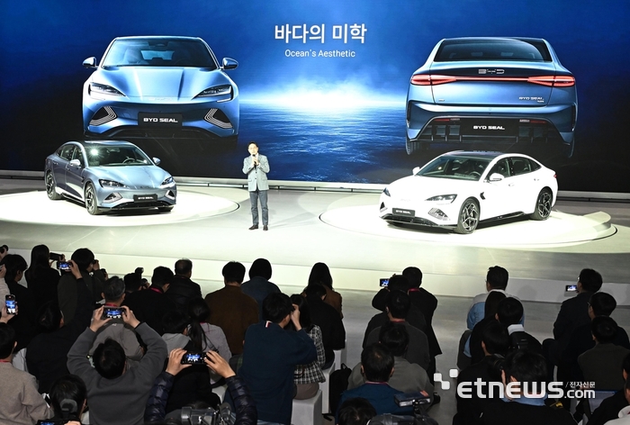 올해로 30주년을 맞는 2025 서울모빌리티쇼가 오는 13일까지 경기 고양시 킨텍스에서 열린다. 미디어데이가 열린 3일 조인철 비아디(BYD) 코리아 승용부문 대표가 두 번째 승용브랜드 씰(SEAL)을 소개하고 있다. 이동근기자 foto@etnews.com