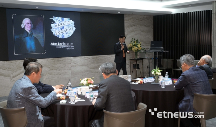 강도현 과학기술정보통신부 차관 초청 대한민국IT구루 간담회가 8일 서울 중구 더존을지타워에서 열렸다. 강도현 과학기술정보통신부 차관이 주요 정책 소개를 하고 있다. 김민수기자 mskim@etnews.com