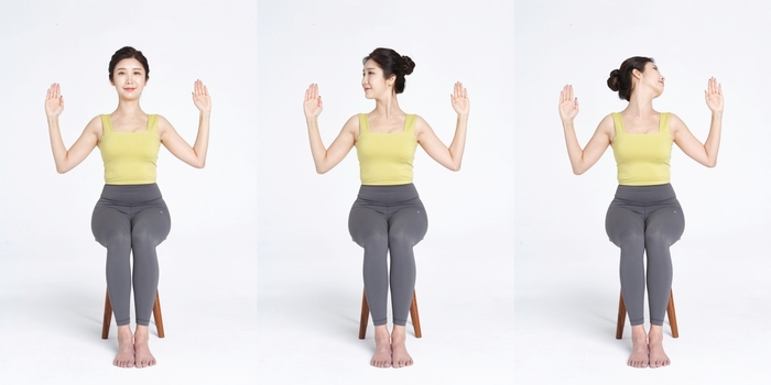 경추 기립근 스트레칭 시연 모습(사진=자생한방병원)