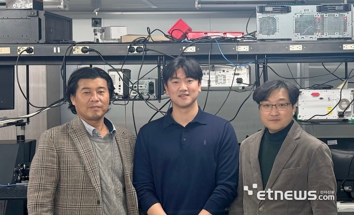 국내 연구진이 위상학적 물리 효과를 기반으로 빛의 방사 분포를 정밀하게 제어하는 기술을 세계 최초로 실험 증명했다. 장민철 한국나노기술원 공정기술실장(오른쪽)과 윤재웅 한양대 물리학과 교수(왼쪽)가  기념 촬영했다.