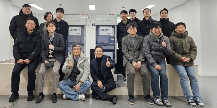 DGIST창업기업 잇츠센서 이현기·강대천 대표(앉은이 왼쪽부터)와 직원들