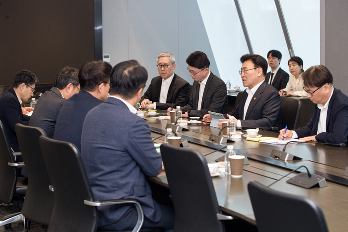 유상임 과학기술정보통신부 장관이 30일 오전 서울 중구 SK텔레콤 본사를 방문해 사고 현장 및 조치 현황을 점검하고, 국민의 불편과 불안을 최소화하기 위한 전사적인 조치를 당부하고 있다.