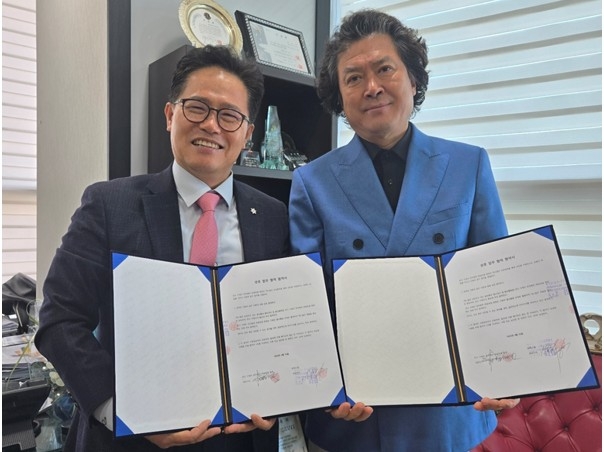 강헌구 렉스필 회장(왼쪽)이 설동현 글로벌동현 회장과 협약서를 맞들고 있다. 〈렉스필 제공〉