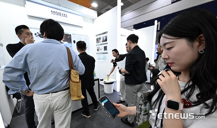 국내 최고 정보통신기술(ICT) 축제 '월드IT쇼(WIS) 2025가 24일 서울 강남구 코엑스에서 열렸다. 브이터치 관계자가 AI대화용 음성 인식 반지 '위즈퍼링'을 시연하고 있다.  이동근기자 foto@etnews.com