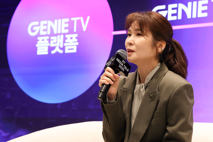 김채희 KT 미디어부문장이 'KT그룹 미디어토크'에서 'KT 미디어 뉴웨이'에 대해 설명하고 있다.