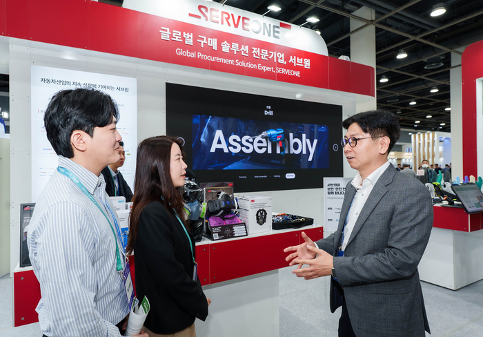 4월 23일(수) 서울 서초구 aT센터에서 개최된 '2025 자동차부품산업 ESG·탄소중립박람회'에서 서브원 자동차사업담당 이준호 이사가 관람객들에게 자동차 산업 현장에 필요한 ESG 솔루션 등을 설명하고 있다.