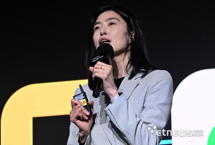 카카오 미디어데이가 지난 2월 4일 서울 중구 플라자호텔에서 열렸다. 정신아 카카오 대표가 키노트 발표를 하고 있다.  이동근기자 foto@etnews.com