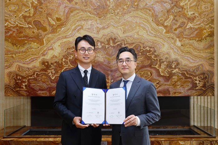 김마르코 한성자동차 대표(왼쪽)와 이정욱 조선 팰리스 서울 강남 총지배인