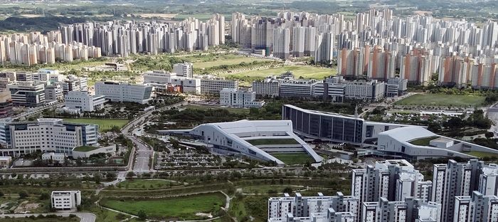 김태흠 충남 지사와 오세현 아산시장, 한문희 한국철도공사 사장, 지역 국회의원, 도의회 의원, 주민 등 150여 명이 참석한 가운데 연 이날 착공식은 경과보고, 기념 뒤풀이 등의 순으로 진행했다.