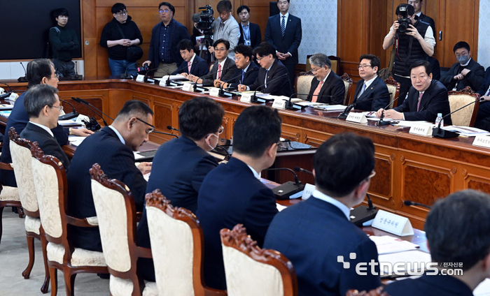 제1차 미디어·콘텐츠산업융합발전위원회가 2023년 4월 17일 서울 종로구 정부서울청사에서 열렸다. 이동근기자 foto@etnews.com