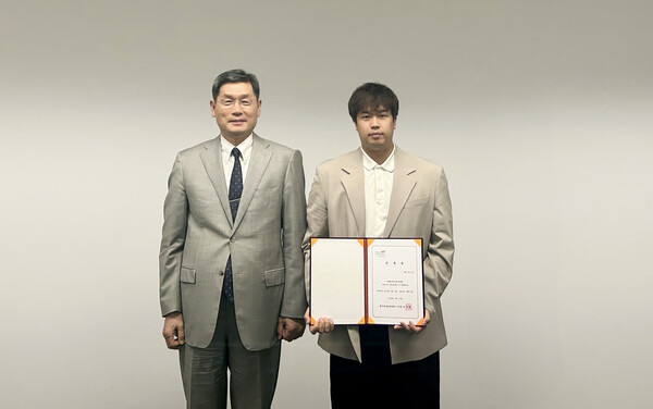 김기환 한국국제교류재단 이사장(왼쪽)과 유민상 오토노머스에이투지 최고전략책임자