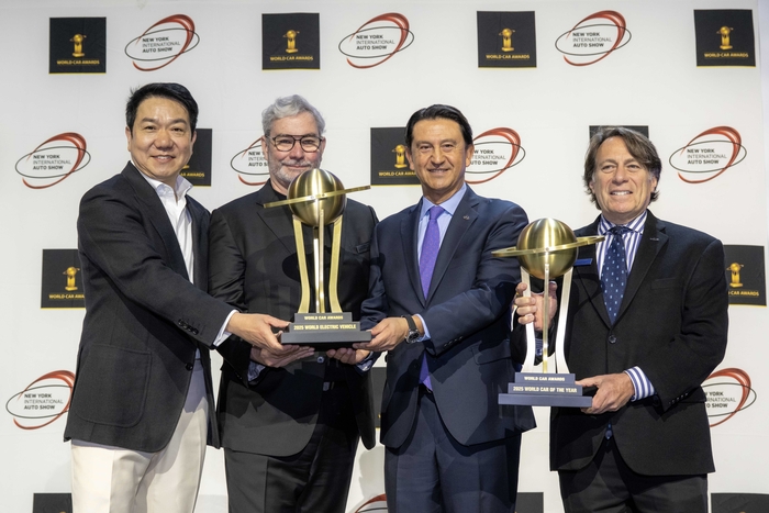 현대차그룹은 16일(현지시간) 열린 '2025 월드카 어워즈(2025 World Car Awards)'에서 기아 EV3가 '세계 올해의 자동차(World Car of the Year, WCOTY)'에, 현대차 캐스퍼 일렉트릭(현지명 인스터)이 '세계 올해의 전기차(World Electric Vehicle)'에 선정됐다. 왼쪽부터) 이상엽 현대제네시스글로벌디자인담당 부사장, 루크 동커볼케 현대차그룹 CDO(글로벌디자인본부장) 겸 CCO(최고크리에이티브책임자) 사장, 호세 무뇨스 현대차 대표이사 사장, 스티븐 센터 기아 미국법인 최고운영책임자(COO)