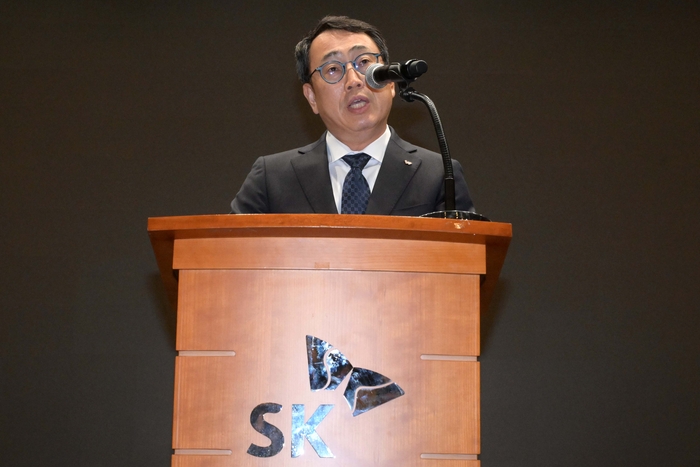 SK텔레콤 고객 정보 보호조치 강화 관련 언론설명회가 25일 서울 중구 SKT타워에서 열렸다. SK텔레콤은 이날 지난 22일 발생한 유심 해킹 사고와 관련해 사과문을 발표하고 모든 고객을 대상으로 유심 무상 교체를 실시한다고 밝혔다. 유영상 SK텔레콤 대표가 유심 해킹 사고와 관련해 발언하고 있다. 김민수기자 mskim@etnews.com