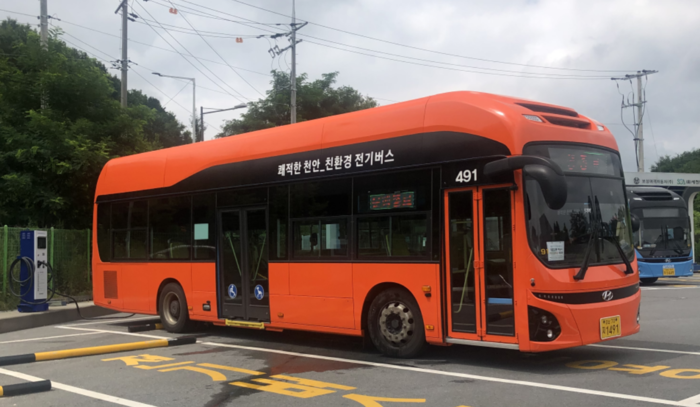 천안시는 올해부터 시민 칭찬를 통해 버스 운전자에게 매달 50만원의 친절 수당을 지급하고 있다.
