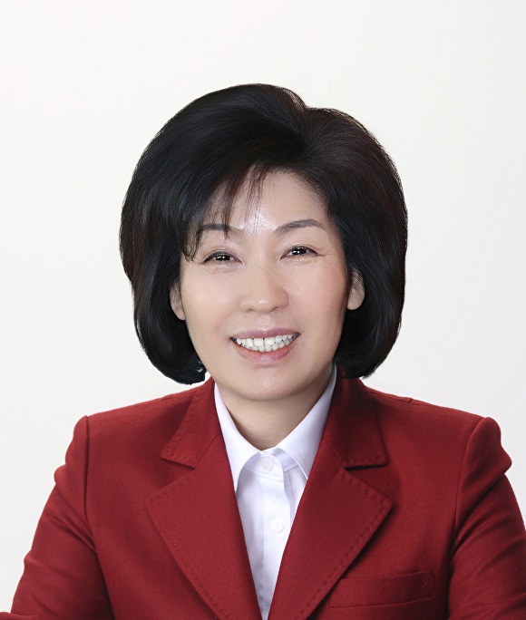 

<figure>” /><figcaption>
<figure></figcaption></figure>
<p>さらに「DGISTのスマート繊維研究や慶北圏の素早い対応は注目に値する」とし、「今こそ大邱が市場を先導できるゴールデンタイムだ。地域の大学、研究機関、企業の共同研究開発と商業化投資が急務だ」と強調した。</p>
<p>また、地域のファッション文化生態系の萎縮に対する懸念も示した。</p>
<p>朴議員は大邱コレクション、織物とファッションの出会い展など主要行事が毎年予算不足で縮小している点を指摘し、「繊維とファッションは糸と針の関係のように、必ず共に進まなければならない」と述べた。</p>
<p>続けて、パワフルフェスティバルなど既存の大型祭りと連携してファッションコンテンツを拡充し、市民と産業が共に機能する文化基盤を整備する必要があると提案した。</p>
<p>最後に「糸で織るのは服だが、繊維とファッションが共に織り成すのは大邱の未来だ」と述べ、今回の繊維・ファッションルネサンスが産業回復を超えて都市全体の再飛躍を導く契機となるよう、大邱市と市議会が連携して取り組むべきだと主張した。</p>
</div>
		</article>
		<!-- 기사뷰 뉴스 하단 AD -->
		<article class=
