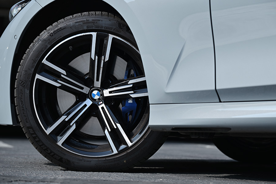 완성도 높은 주행, 그리고 넉넉한 공간의 가치 - BMW 320i 투어링[별별시승]