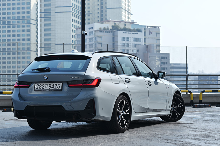 완성도 높은 주행, 그리고 넉넉한 공간의 가치 - BMW 320i 투어링[별별시승]