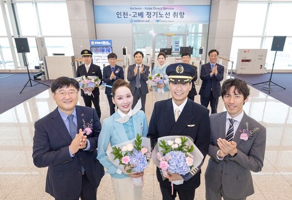 일본 고베 노선 신규 취항 행사는 18일 오전 인천발 일본 고베행 KE731편이 출발하는 인천국제공항 제2여객터미널 탑승 게이트 앞에서 열렸다. 최정호 대한항공 영업총괄 부사장과 고광호 대한항공 여객사업본부장, 이상용 인천국제공항공사 신사업본부장, 시미즈 유이치 일본정부관광국 서울사무소장 등이 참석해 자리를 빛냈다 /사진=대한항공