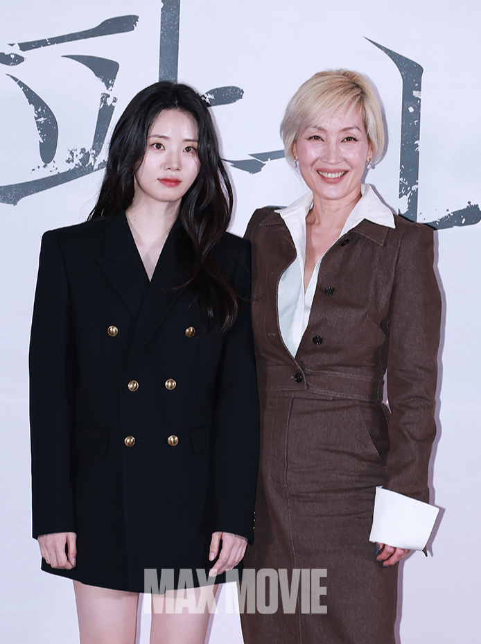 어린 시절의 조각과 60대 조각 함께~. 정유진 기자