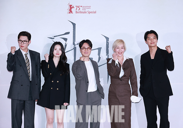 힘차게 파이팅 외치는 김성철, 신시아, 민규동 감독, 이혜영, 연우진(왼쪽부터). 정유진 기자