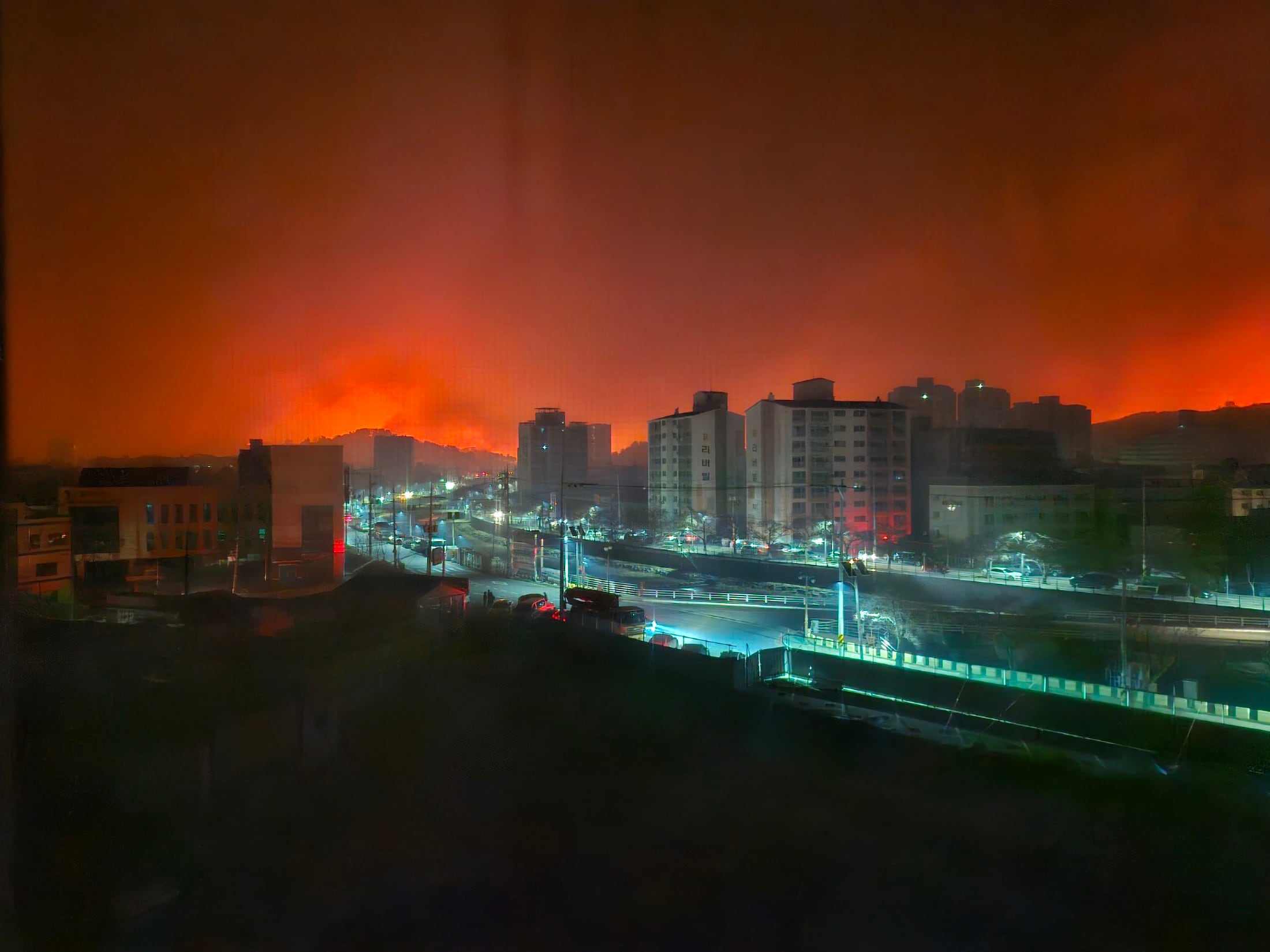 지난달 22일 경북 의성군에서 시작된 산불이 강풍을 타고 영덕군까지 확산된 26일 오전 영덕군 뒤편 산이 불타고 있다. /뉴스1