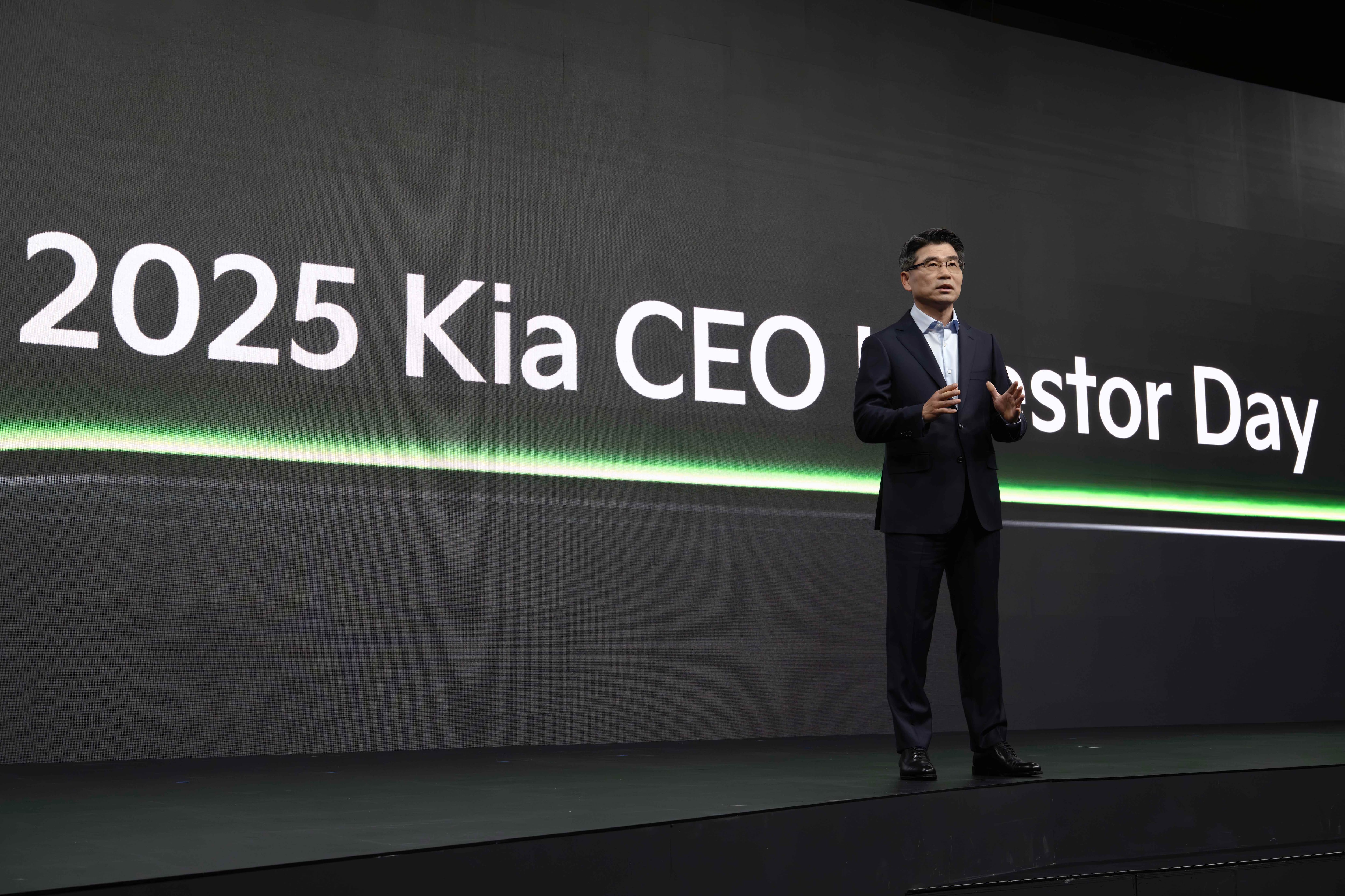 송호성 기아 사장이 지난 9일 서울 중구 신라호텔에서 열린 '2025 CEO 인베스터 데이'에서 기아의 중장기 사업 전략과 재무 목표 등에 설명하고 있다./기아