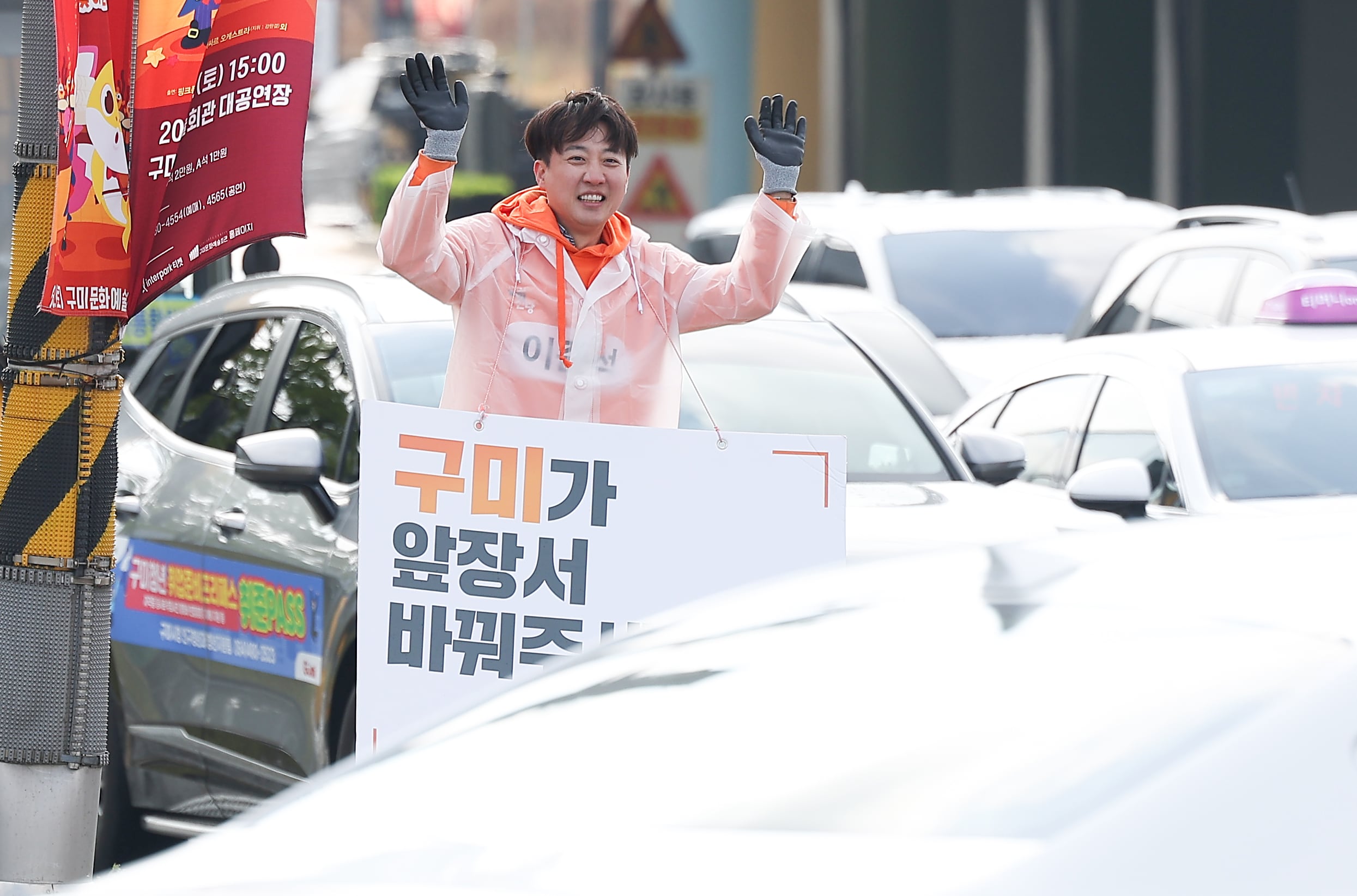이준석 개혁신당 대선 예비후보가 14일 경북 구미에서 시민들에게 인사하고 있다./연합뉴스
