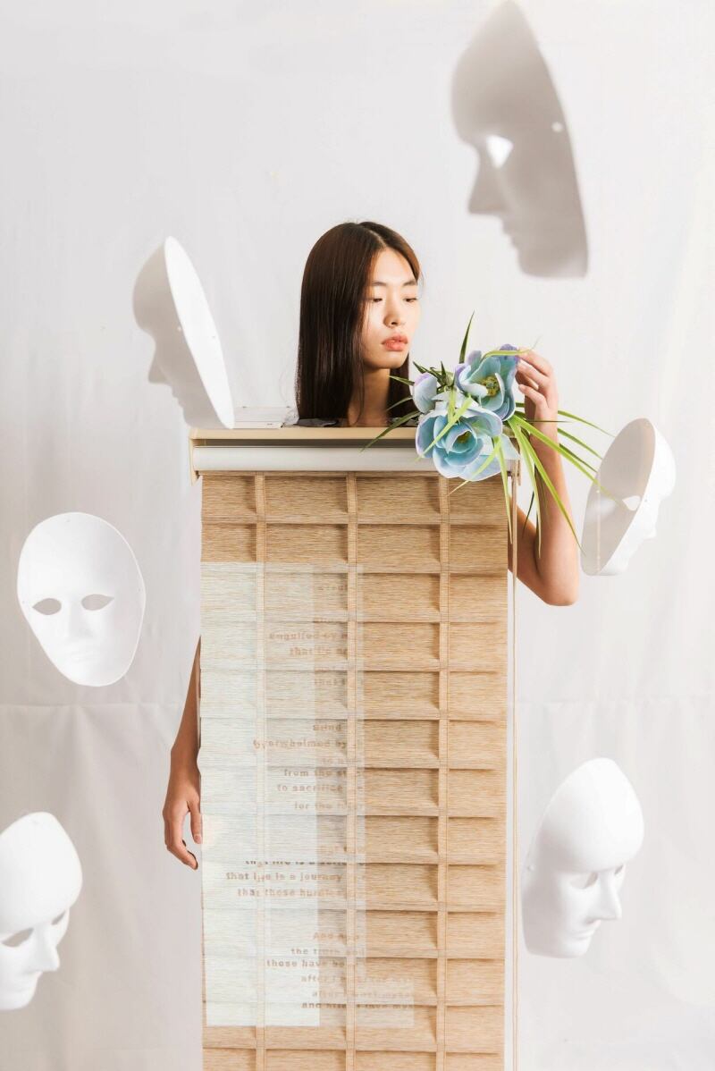 

<figure>” /><figcaption>
<figure></figcaption></figure>
<p>シン・ヘジョン（Haejeong Sin）は名門のアートスクール、シカゴ芸術大学でファッションデザインの学士号を取得後、ニューヨークでデザイナーとして活動している。現在はニューヨーク拠点の3.1 Phillip Limのデザイナーブランドで働き、実用性と優雅さを融合させて、都市的で現代的なニューヨークの女性たちの多様なライフスタイルに応えるデザインを生み出している。</p>
<p>3.1 Phillip LimではPre-spring 2025、Pre-Fall 2025、Fall 2025、そしてNYFWのランウェイで披露されたSpring/Summer 2025コレクションの制作に携わった。彼女の芸術的なファッション、いわゆる「着用できる芸術（Wearable Arts）」は国際的なデザインコンペで評価を受けた。『Through the Grid』『Beyond the Mask』のコレクションでFrench Design Awardのファッションデザイン部門、Wearable Artsカテゴリーの銀賞を受賞している。このコレクションは素材と象徴的な造形を通じて文化的変化を探るもので、ピエト・モンドリアンのネオプラスティシズムやニューヨーク市の都市計画から着想を得て、構造的な幾何学的デザインから出発し、ヘルマン・ヘッセの『デミアン』に影響を受けた作品を経て、個人的な詩情を表現する。</p>
<figure><img decoding=