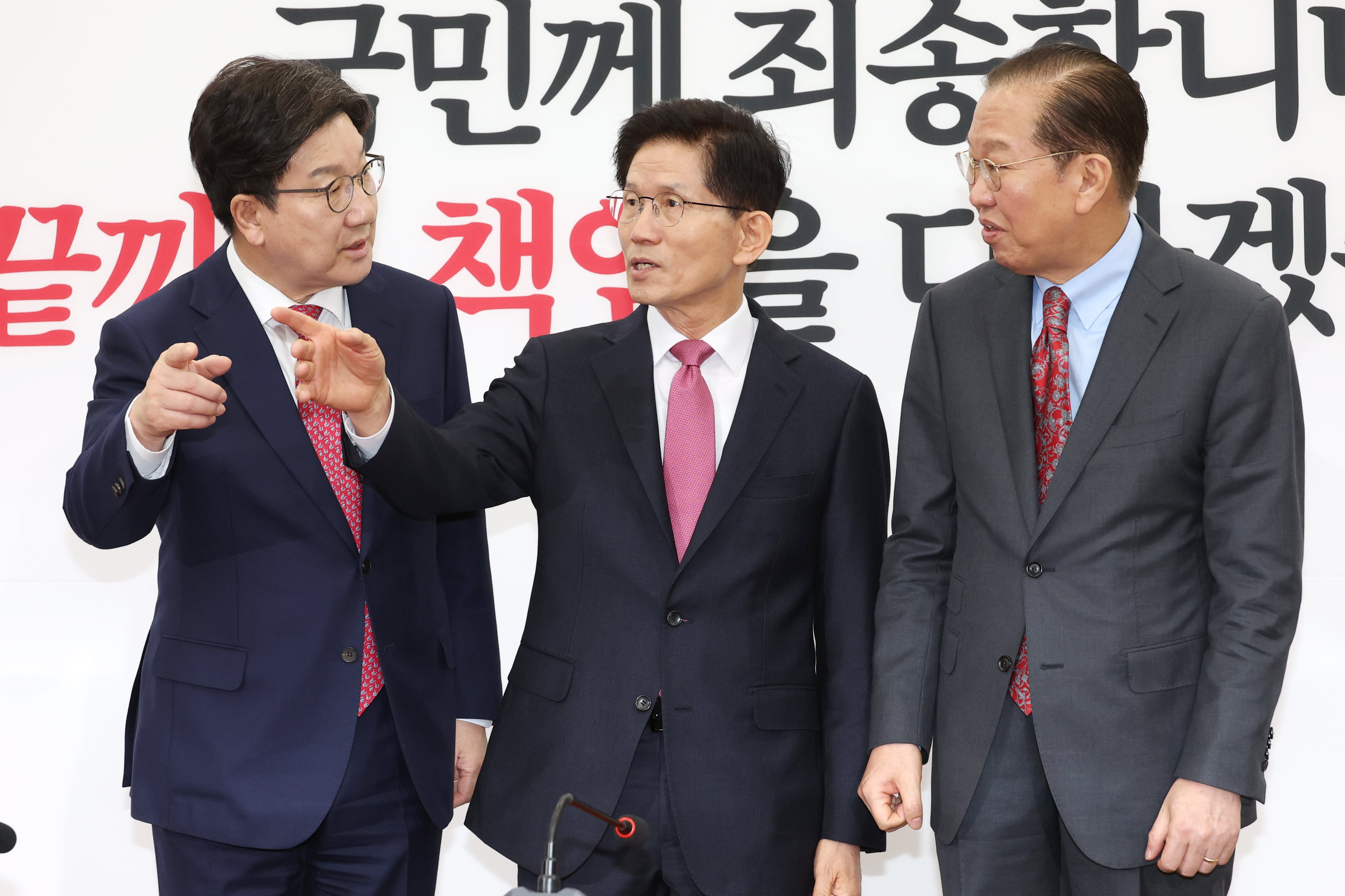 대선 출마를 위해 장관직에서 물러난 김문수 전 고용노동부 장관(가운데)이 9일 오전 서울 여의도 국회를 찾아 권영세 국민의힘 비상대책위원장(오른쪽), 권성동 원내대표와 기념촬영을 마친 뒤 대화하고 있다. /뉴스1