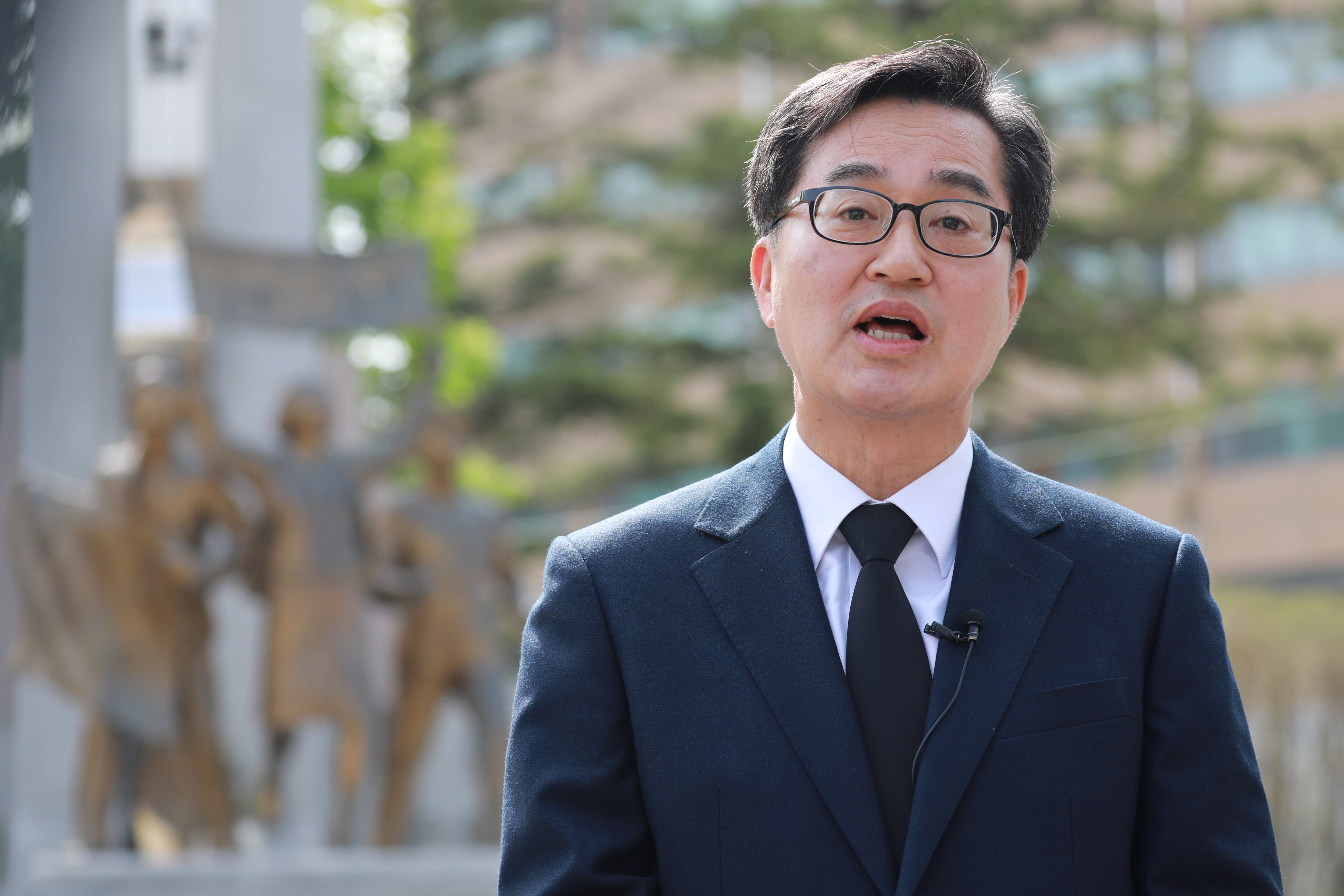 김동연 더불어민주당 대선 경선 후보가 17일 충북 청주시 상당공원 4·19 학생혁명기념탑에서 참배한 뒤 언론과 인터뷰를 진행하고 있다. /뉴스1