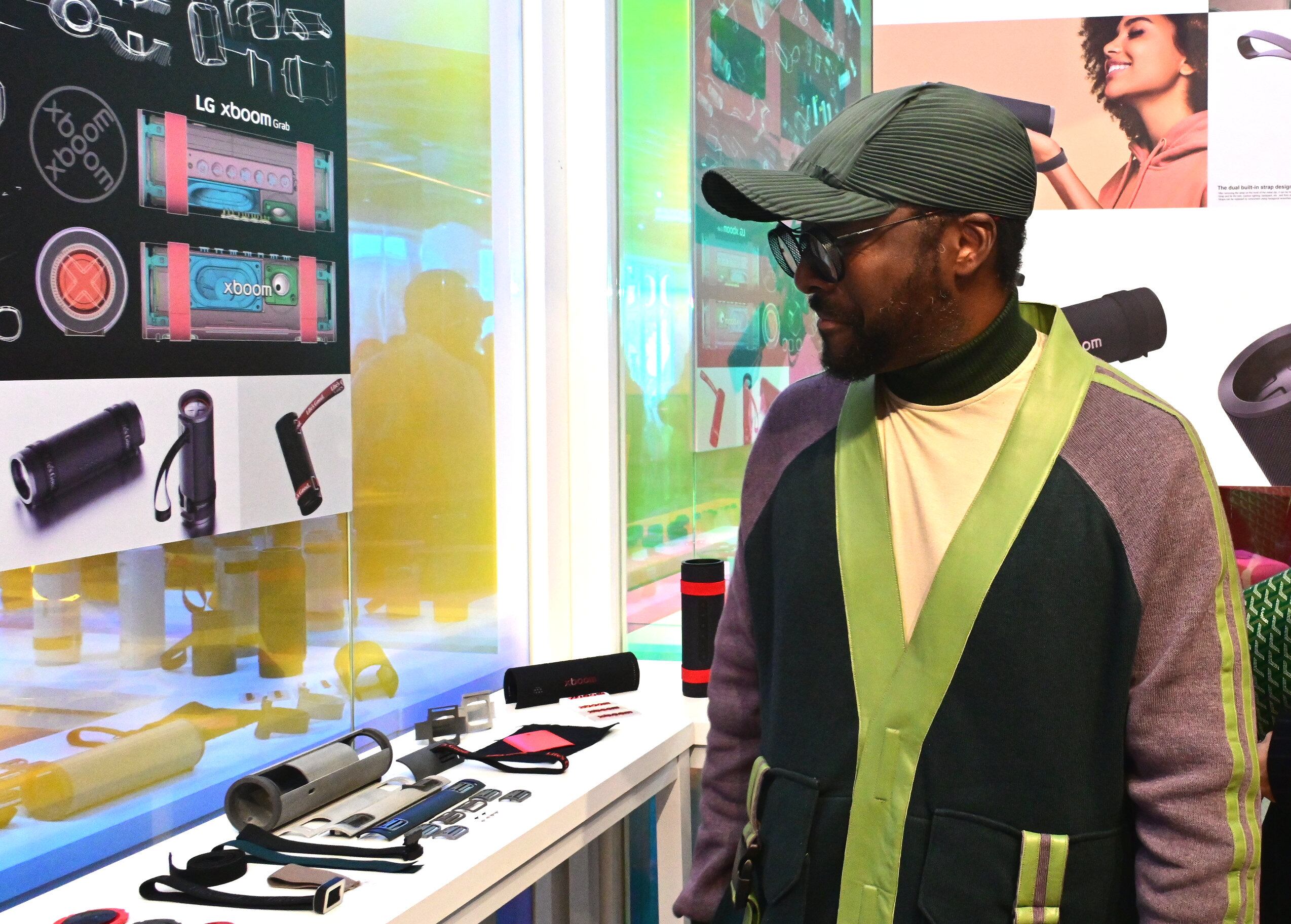 LG전자의 오디오 브랜드 아키텍처 윌아이엠(will.i.am)이 7일 오후 서울 영등포구 그라운드220에서 엑스붐 신제품을 둘러보고 있다./LG전자 제공