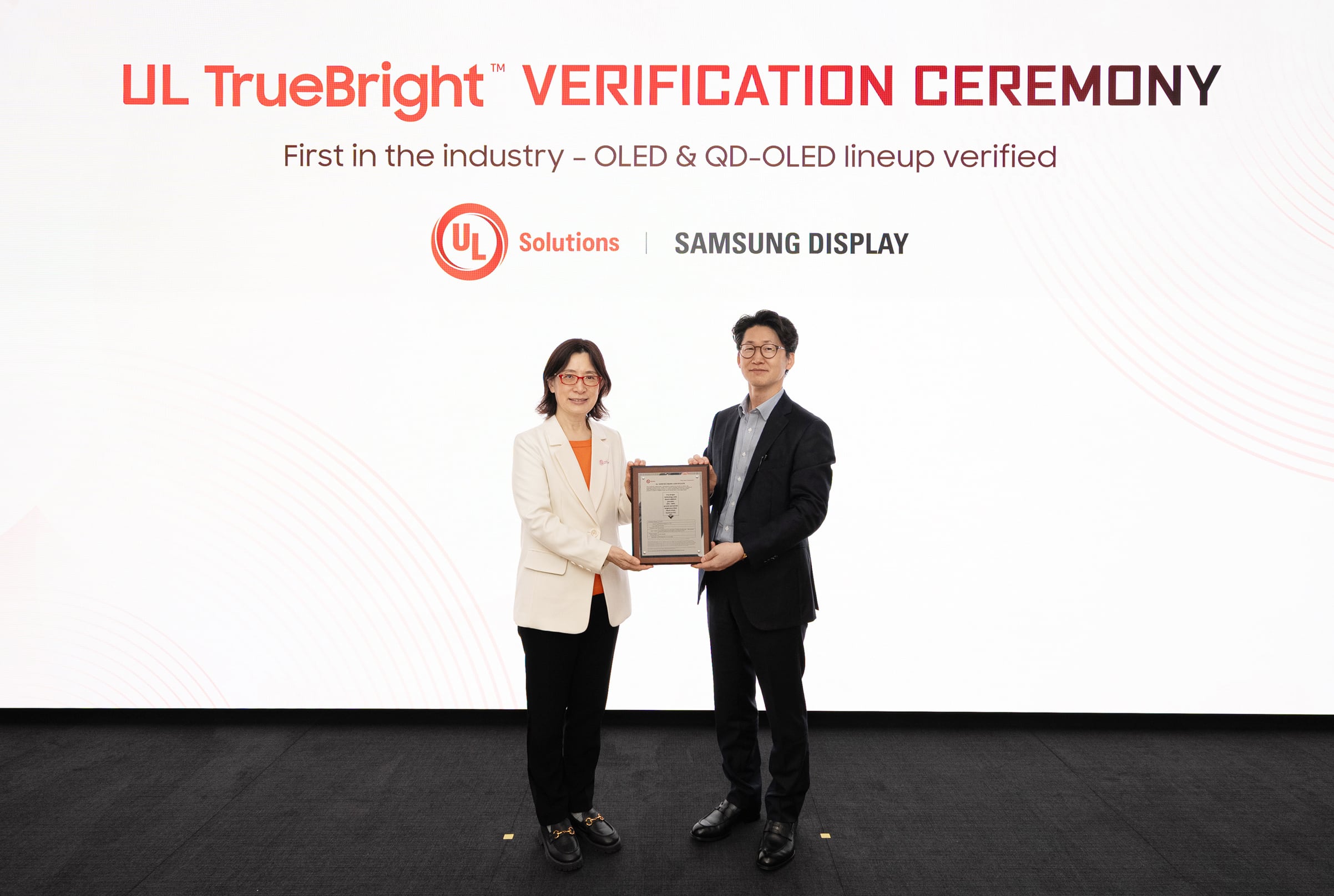22일 기흥 삼성디스플레이리서치에서 열린 '트루 브라이트(True Bright)' 검증 체결식에서  윤재남 중소형사업부 마케팅팀장(부사장,오른쪽)과 쉐리허 UL솔루션즈 CMIT 부사장이 기념 촬영을 하고 있다./삼성디스플레이 제공