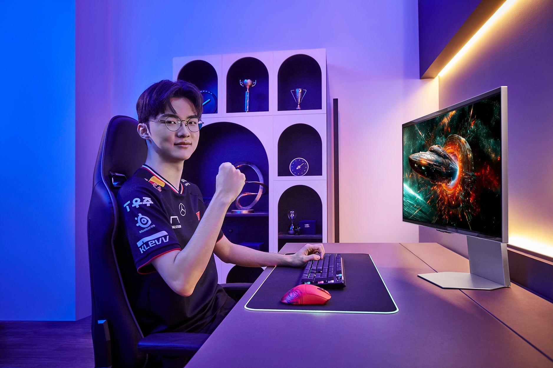 T1 페이커 선수가 '오디세이 OLED G8'을 체험하고 있다. /삼성전자 제공
