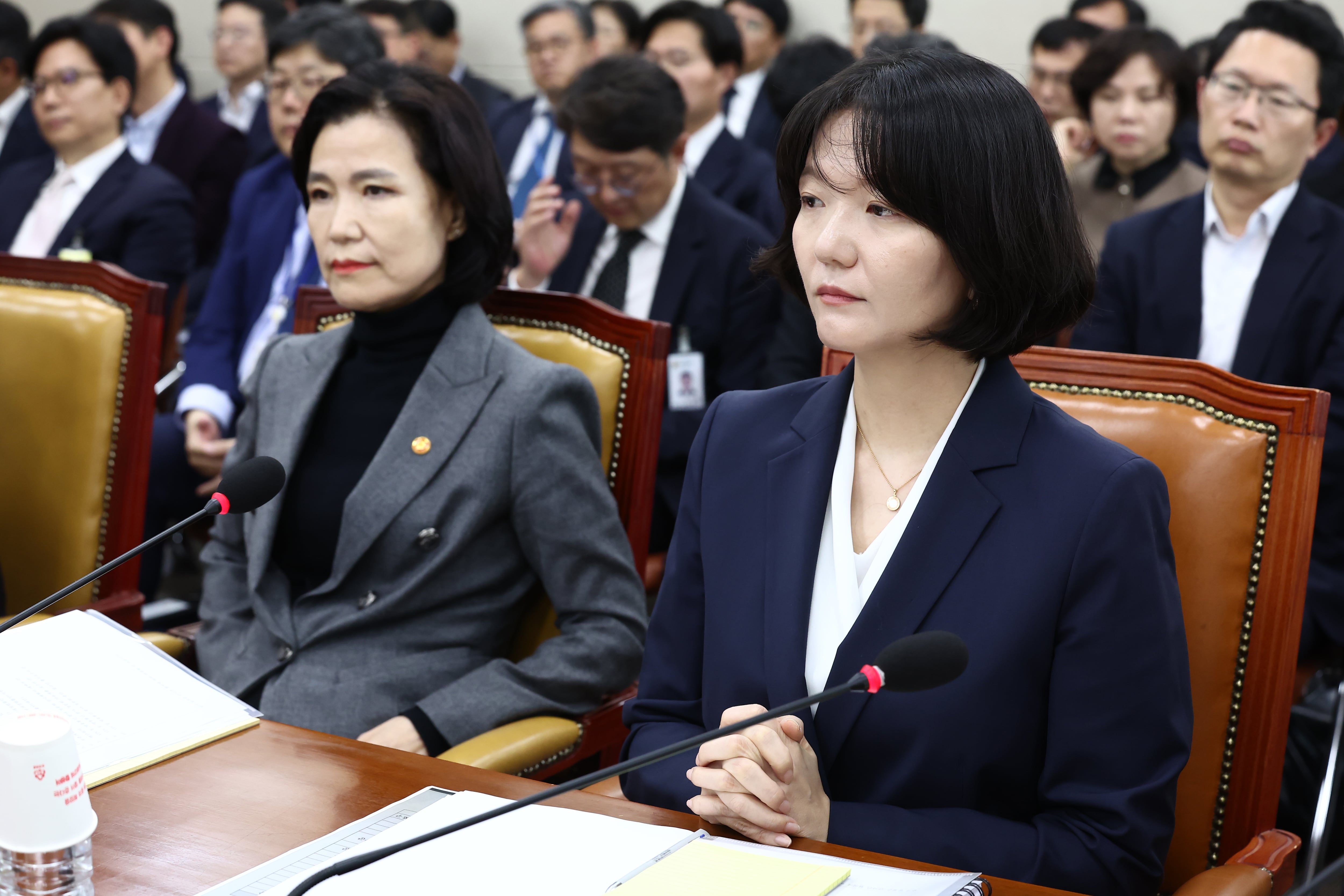 최수연 네이버 대표가 18일 오후 서울 여의도 국회에서 열린 '과학기술방송통신위원회 전체회의'에 출석해 자리하고 있다. 왼쪽은 이진숙 방송통신위원장. /뉴스1