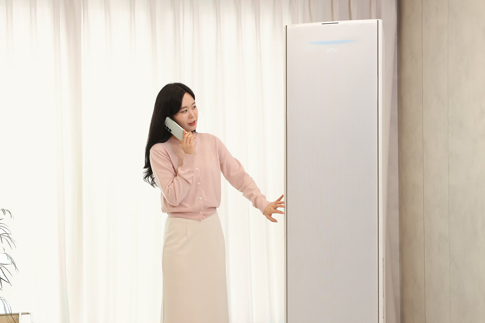 삼성 'AI 구독클럽' 가입 고객이 'AI 사전 케어 알림' 서비스를 받고 제품을 살펴보고 있다. /삼성전자 제공