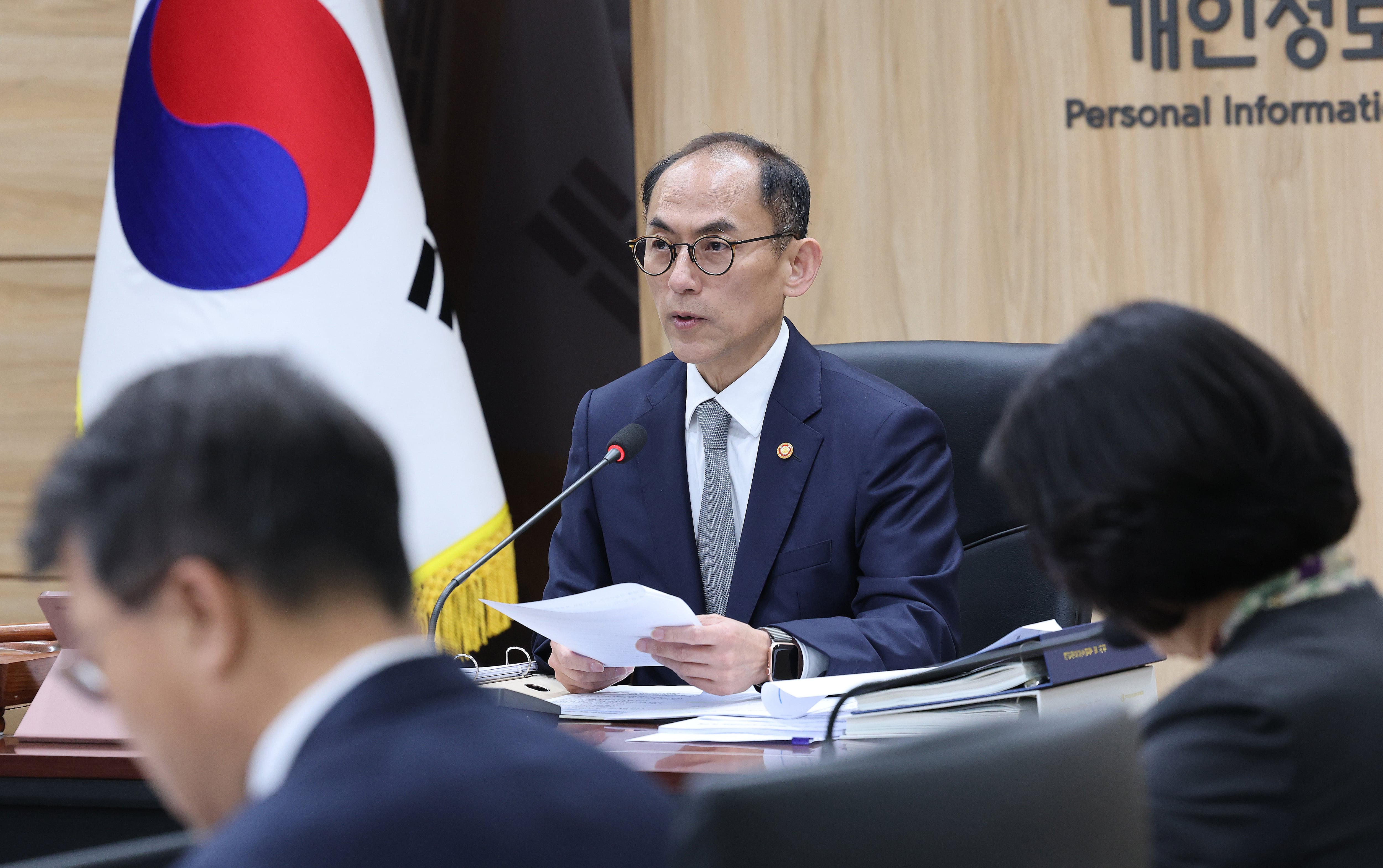고학수 개인정보보호위원회 위원장이 9일 서울 종로구 정부서울청사에서 열린 2025년 제8회 전체회의에서 모두발언을 하고 있다./뉴스1