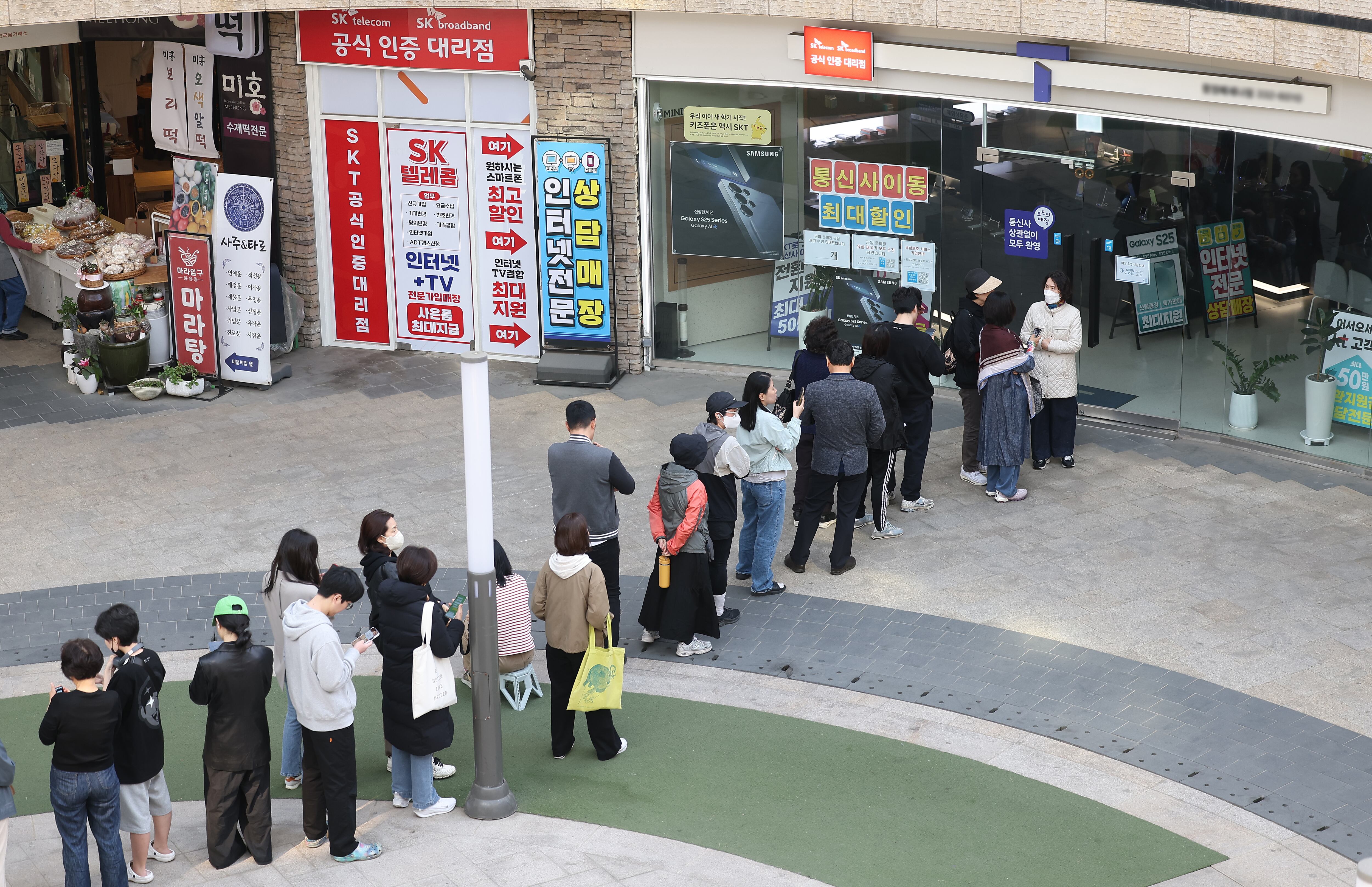 가입자 유심(USIM) 정보를 탈취당한 SK텔레콤이 유심 무료교체 서비스를 시작한 지 이틀째인 29일 서울 시내 한 SKT 대리점에 시민들이 줄을 서서 교체를 기다리고 있다./연합뉴스