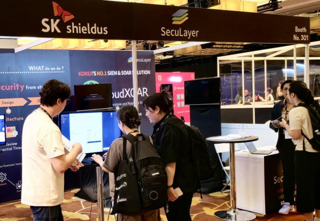 SK쉴더스의 EQST(이큐스트)가 3일 싱가포르에서 열린 ‘블랙햇 아시아 2025(BlackHat Asia 2025)’에서 해킹 시나리오 기반 대응 서비스, AI LLM 보안평가 서비스 등 AI 기반 다양한 보안 기술을 소개하고 있다./ SK쉴더스 제공