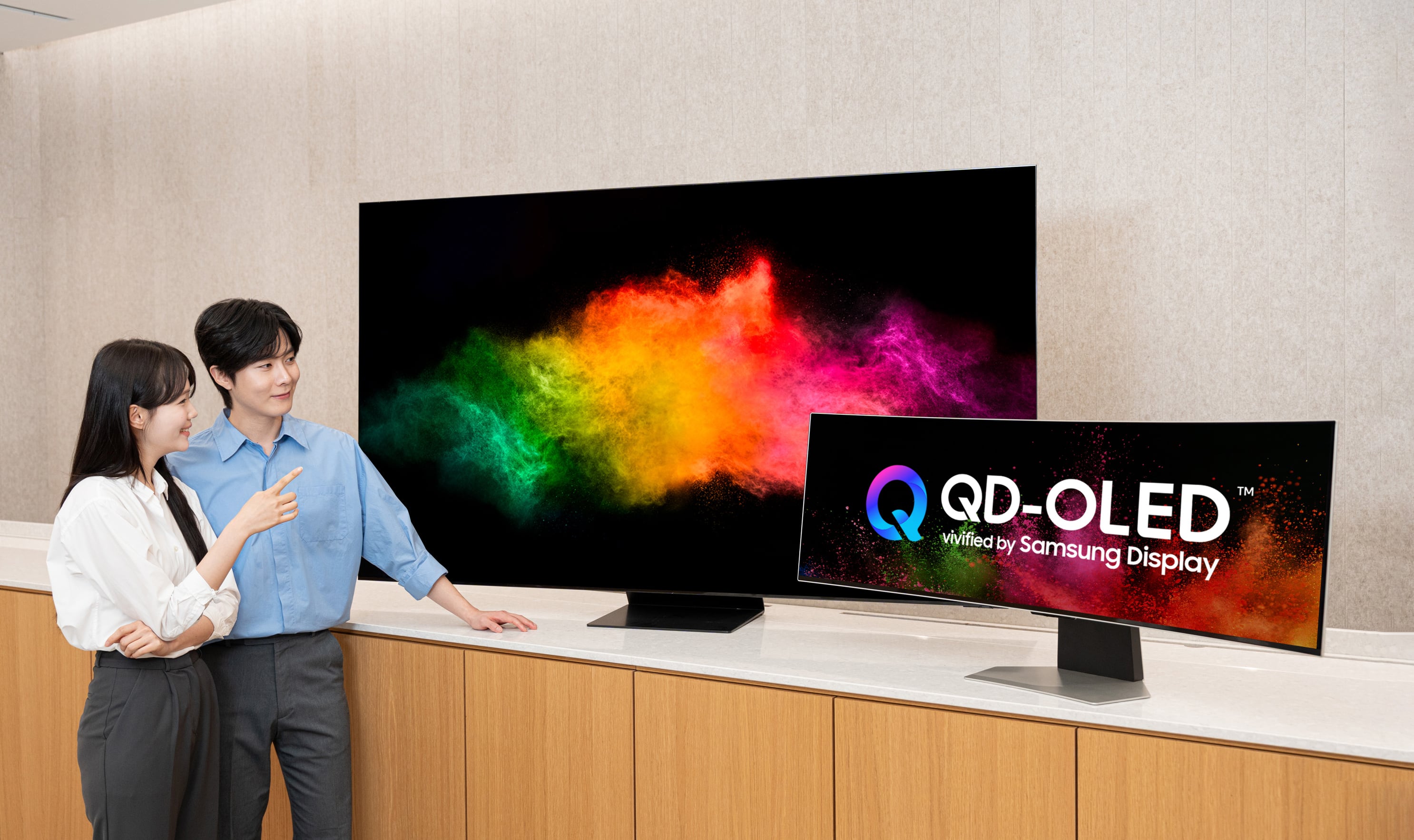 삼성디스플레이 모델들이 QD-OLED 제품과 함께 새로운 BI를 소개하고 있다. /삼성디스플레이 제공