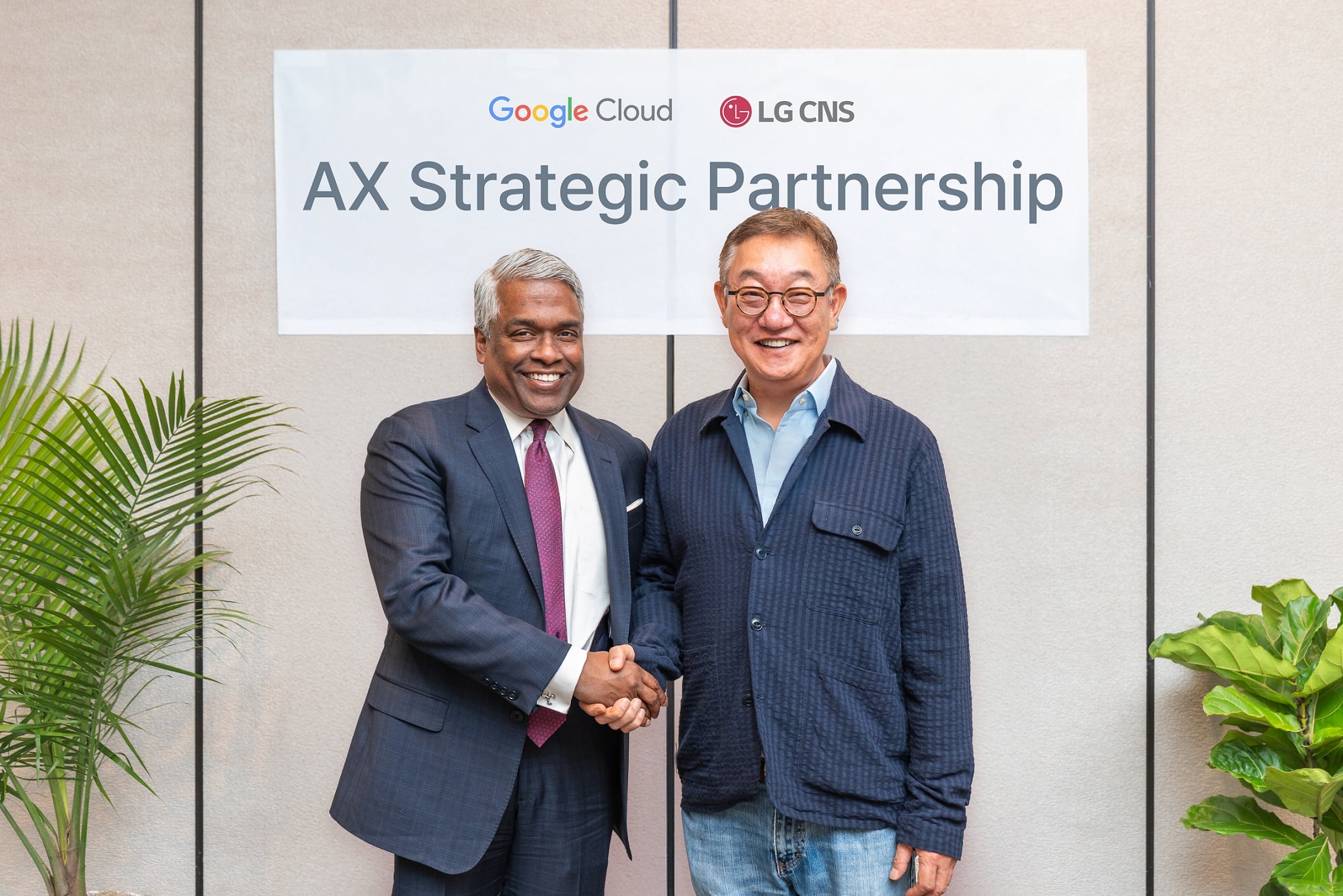 현신균 LG CNS 사장(오른쪽)과 토마스 쿠리안 구글 클라우드 최고경영자(CEO)가 클라우드 기반 AX(인공지능 전환) 사업 다각화에 대해 논의한 뒤 기념사진을 촬영하고 있다. / LG CNS