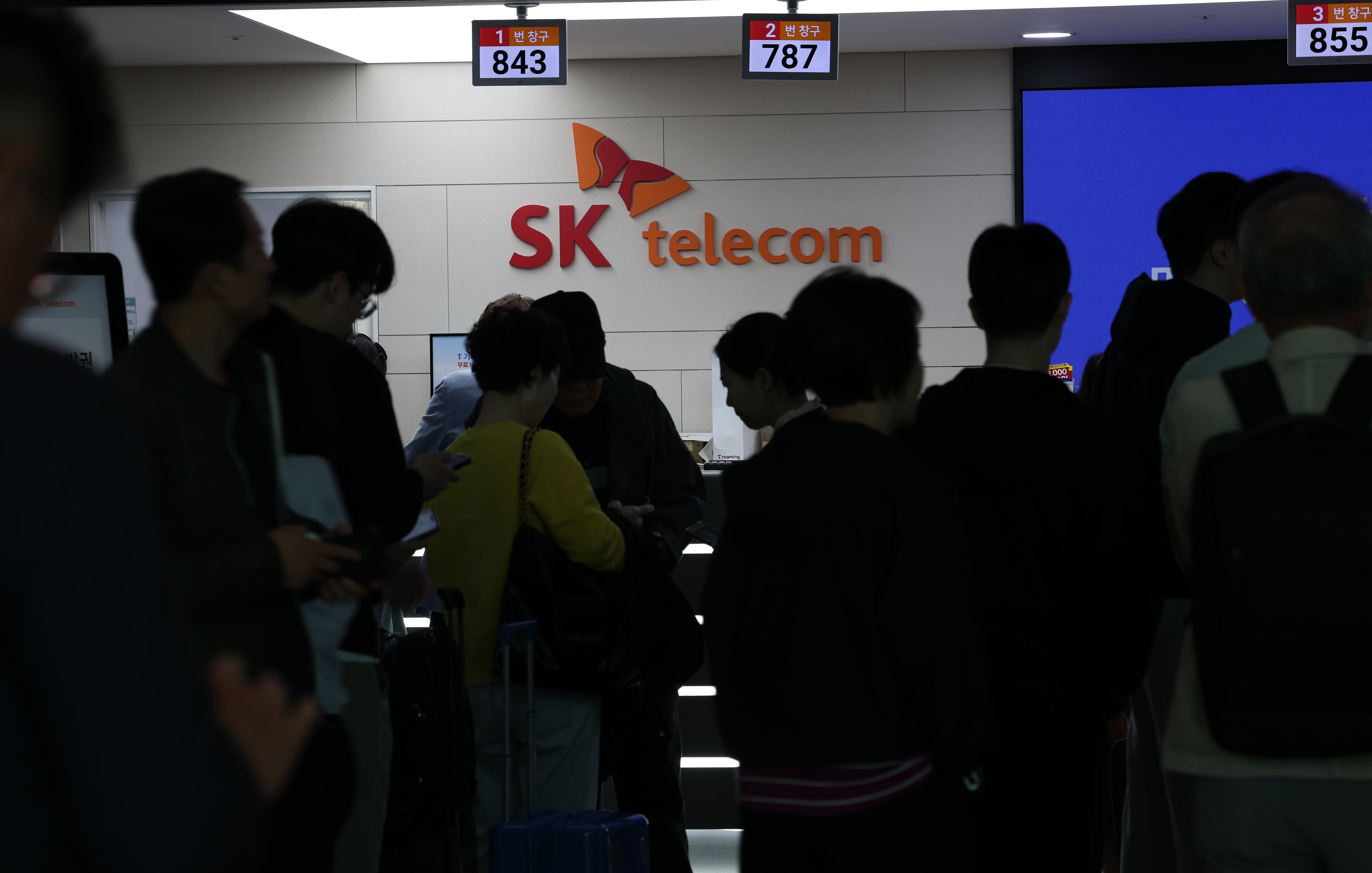 SK텔레콤이 가입자 유심 무상 교체를 시작한 28일 오전 인천공항 제2터미널 SKT매장 앞에 고객들이 줄지어 대기하고 있다. 전국 T월드 매장 2600여 곳과 공항 로밍센터에서 희망하는 고객들에게 순차적으로 유심 무상 교체를 진행하는 SK텔레콤은 현재 유심 100만개를 확보했으며 5월 말까지 약 500만개를 추가 확보한다는 방침을 밝혔다. /뉴스1