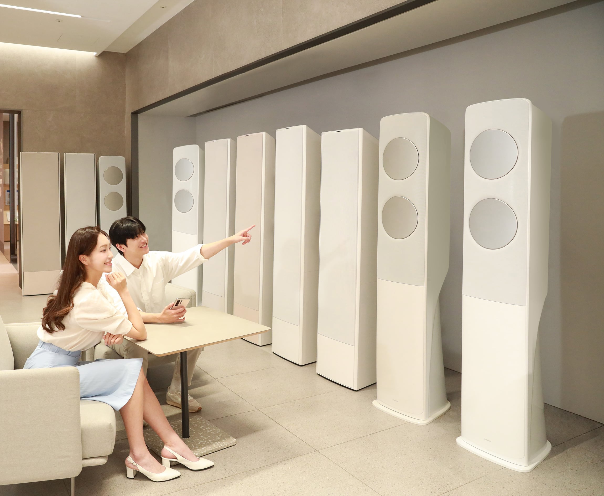 삼성전자 모델이 2025년형 가정용 AI 에어컨 라인업을 소개하고 있다./삼성전자 제공