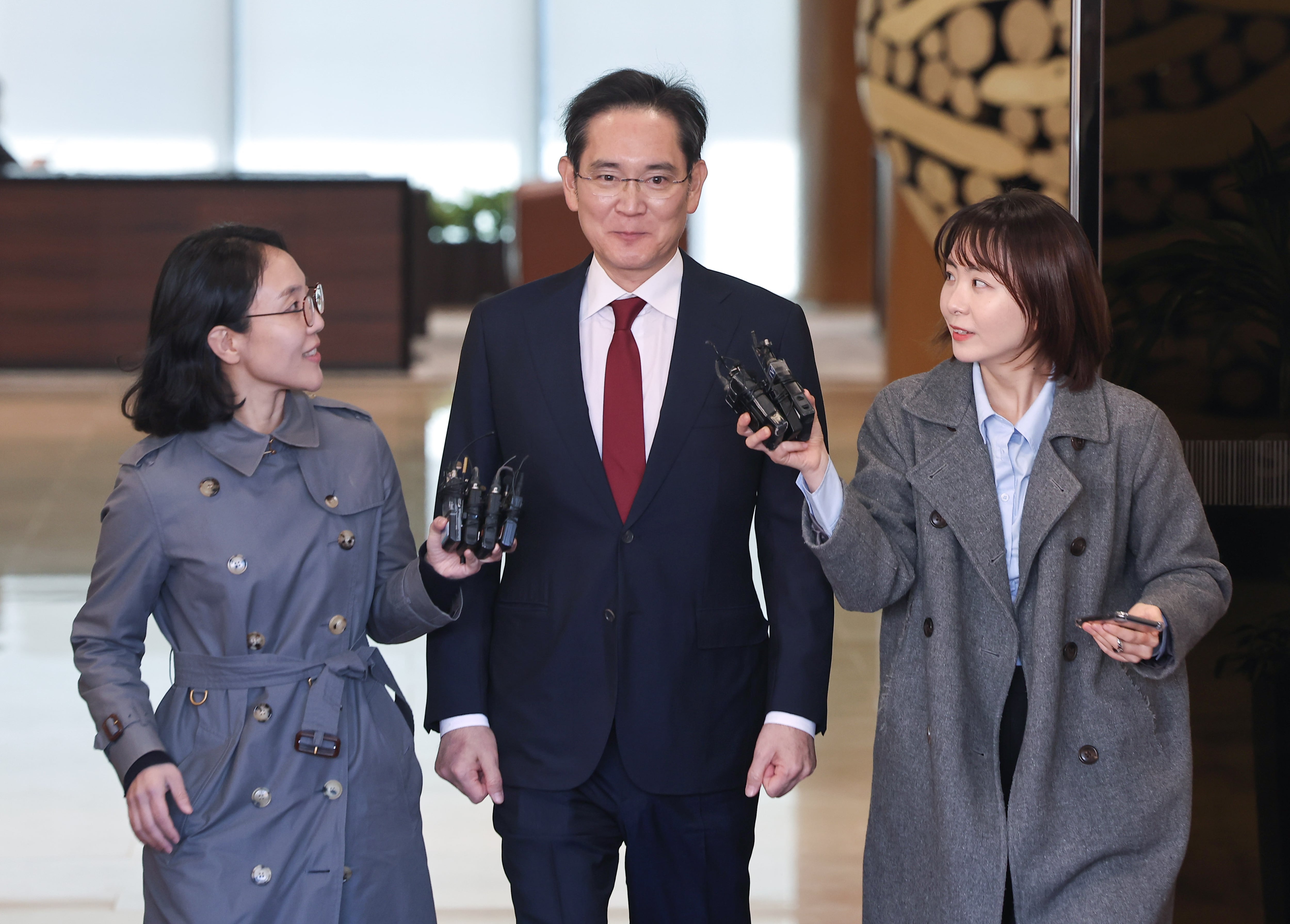 중국을 방문했던 이재용 삼성전자 회장이 28일 오후 서울 강서구 김포공항을 통해 귀국하고 있다. /연합뉴스