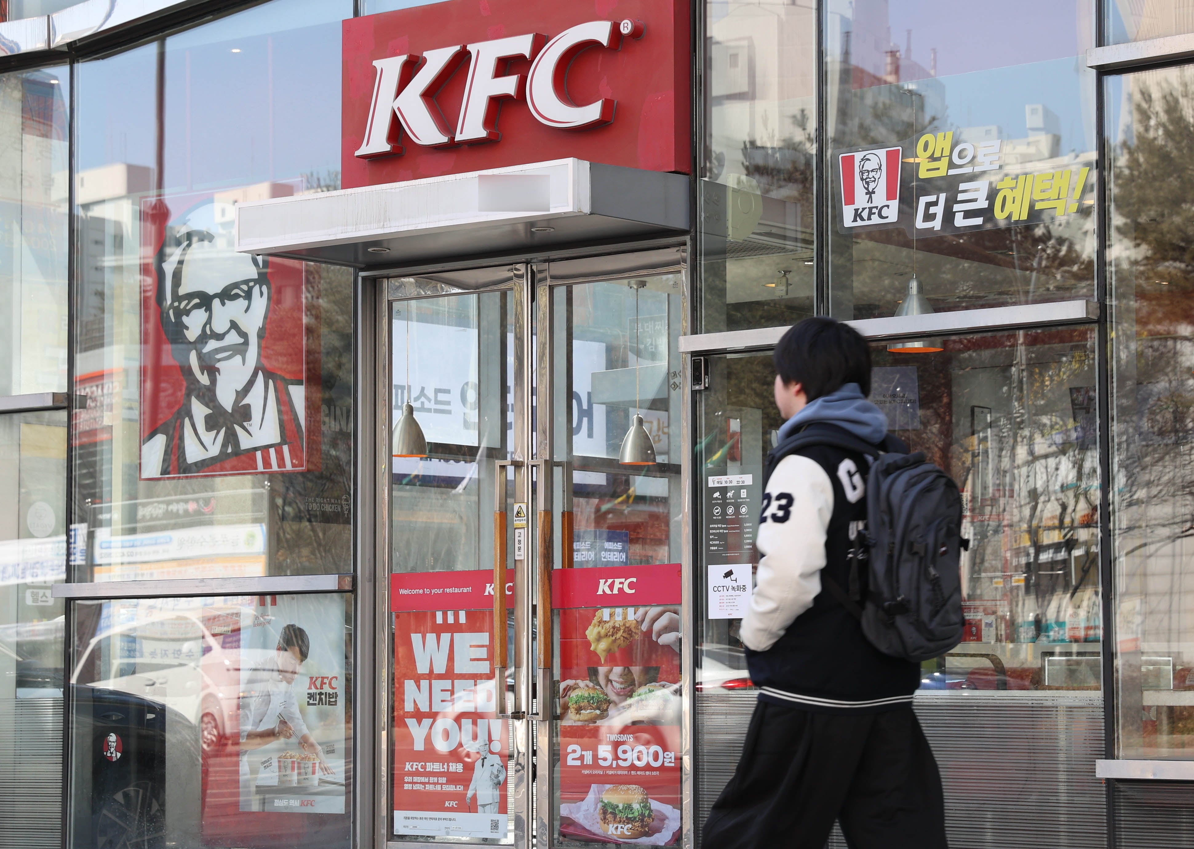 지난달 24일 KFC는 지난해 연간 영업이익이 2023년보다 약 469% 증가한 164억원으로 역대 최대라고 밝혔다. 같은 기간 매출도 약 18% 늘어 역대 최대인 2923억원을 기록했다. 사진은 서울의 한 KFC 매장의 모습./연합뉴스