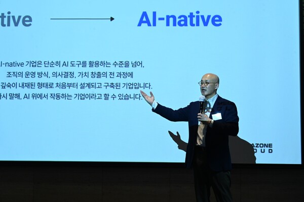 메가존클라우드 염동훈 대표가 18일 오전 서울 여의도 FKI타워 컨퍼런스센터에서 열린 한국경제인협회 경영자 조찬강연에서 회원사 경영진 200여명을 대상으로 강연하고 있다. / 메가존클라우드