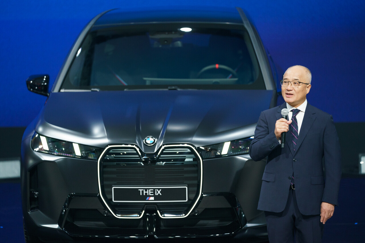 2025 서울모빌리티쇼에서 설명을 진행하는 한상윤 BMW 그룹 코리아 대표이사. / BMW 그룹 코리아